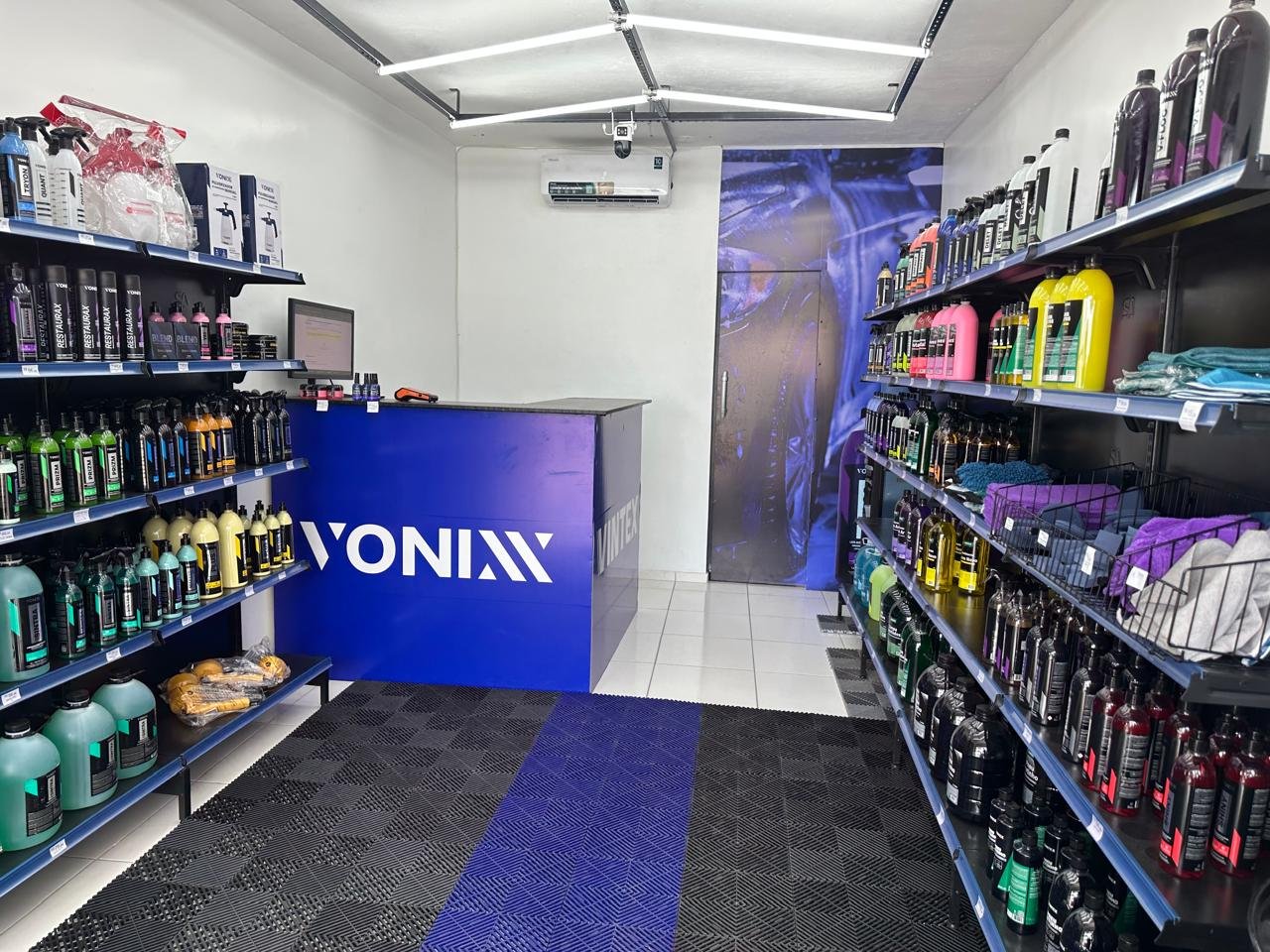 Interior da loja LG CAR com balcão Vonixx
