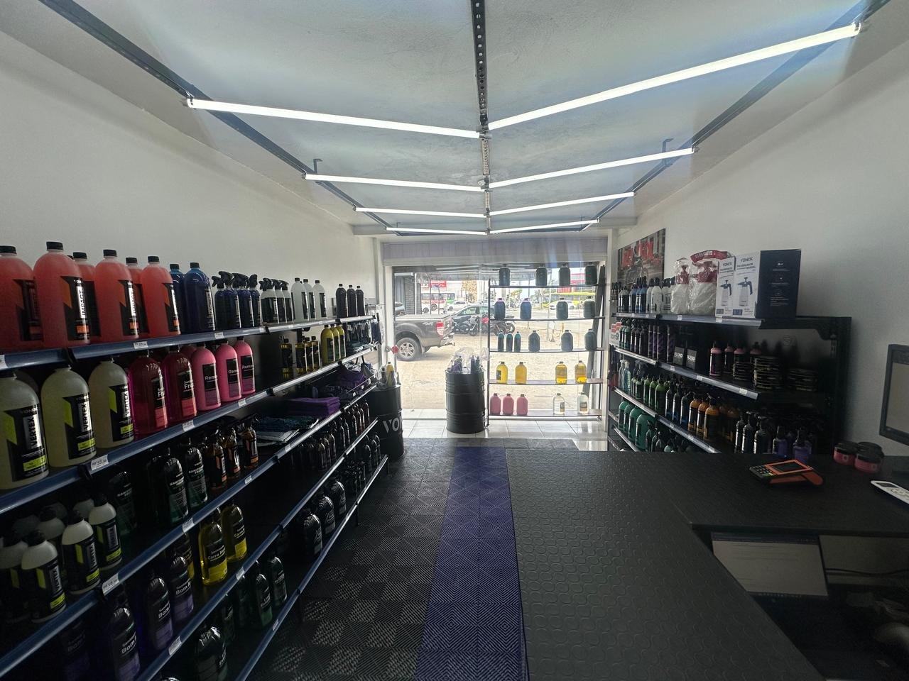 Vista geral da loja com estantes de produtos